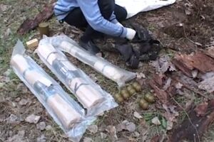 СБУ обнаружила в пригороде Новомосковска тайник с оружием и боеприпасами. Видео