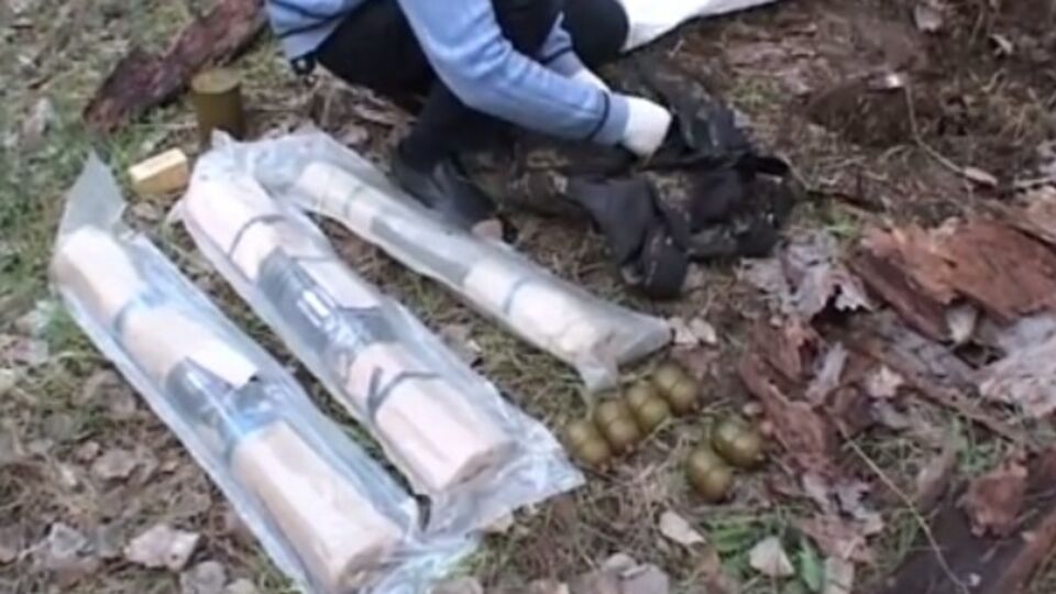 СБУ обнаружила в пригороде Новомосковска тайник с оружием и боеприпасами. Видео