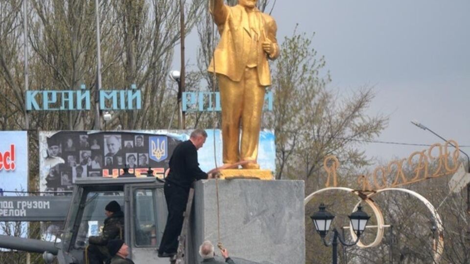 В Веселом Памятник Ленину вернули на место