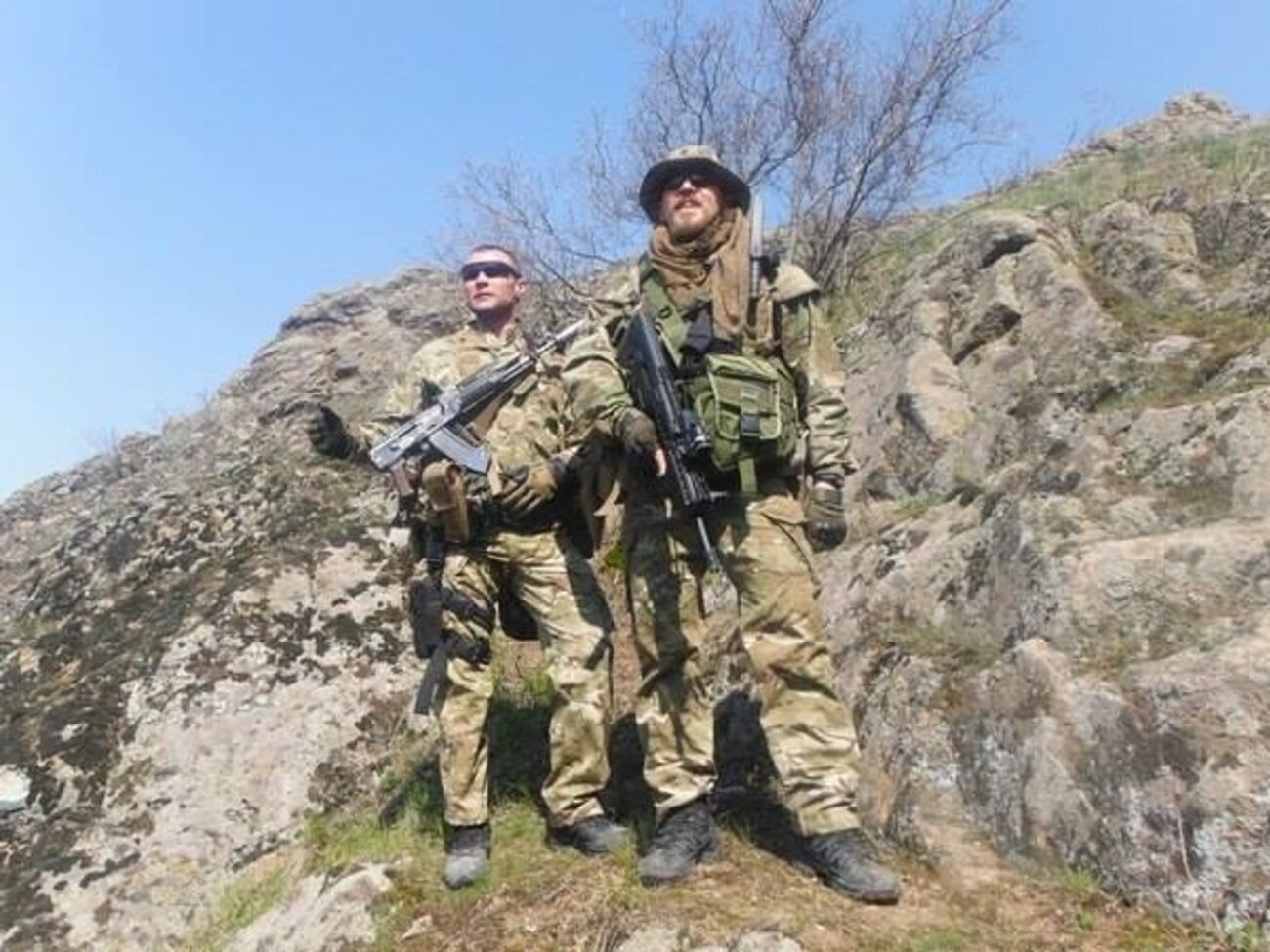 Сотник второй "Железной" сотни полка "Азов" с позывным Кирт (справа)