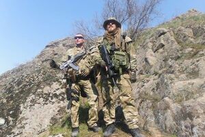 Сотник второй "Железной" сотни полка "Азов" с позывным Кирт (справа)