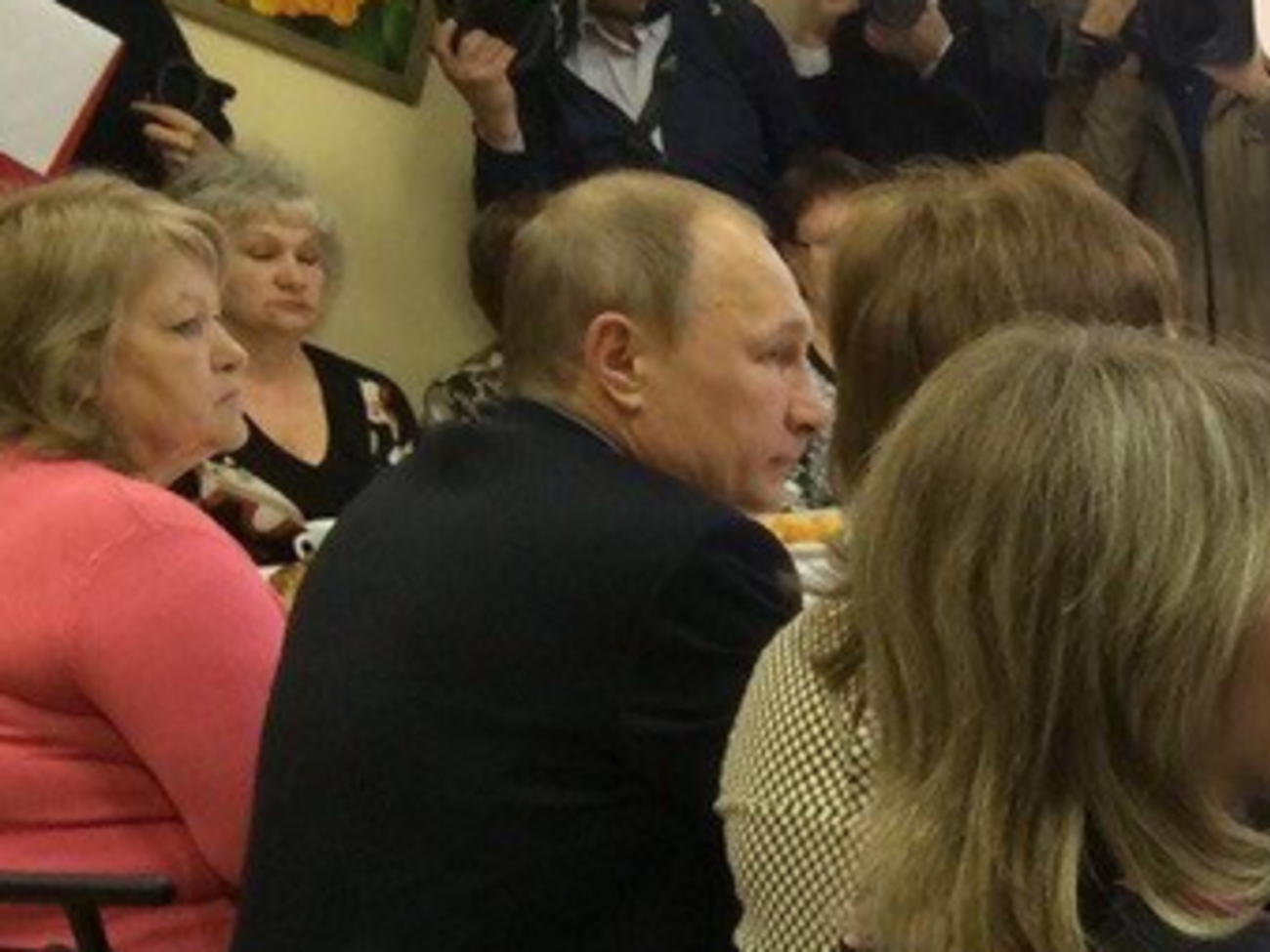 Путин попил чаю с погорельцами