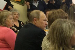 Путин попил чаю с погорельцами