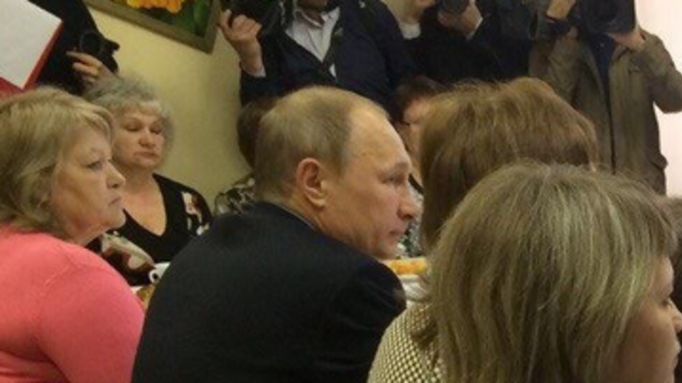 Путин попил чаю с погорельцами