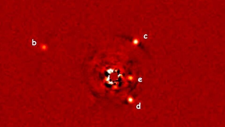 Система размещена в созвездии Пегаса