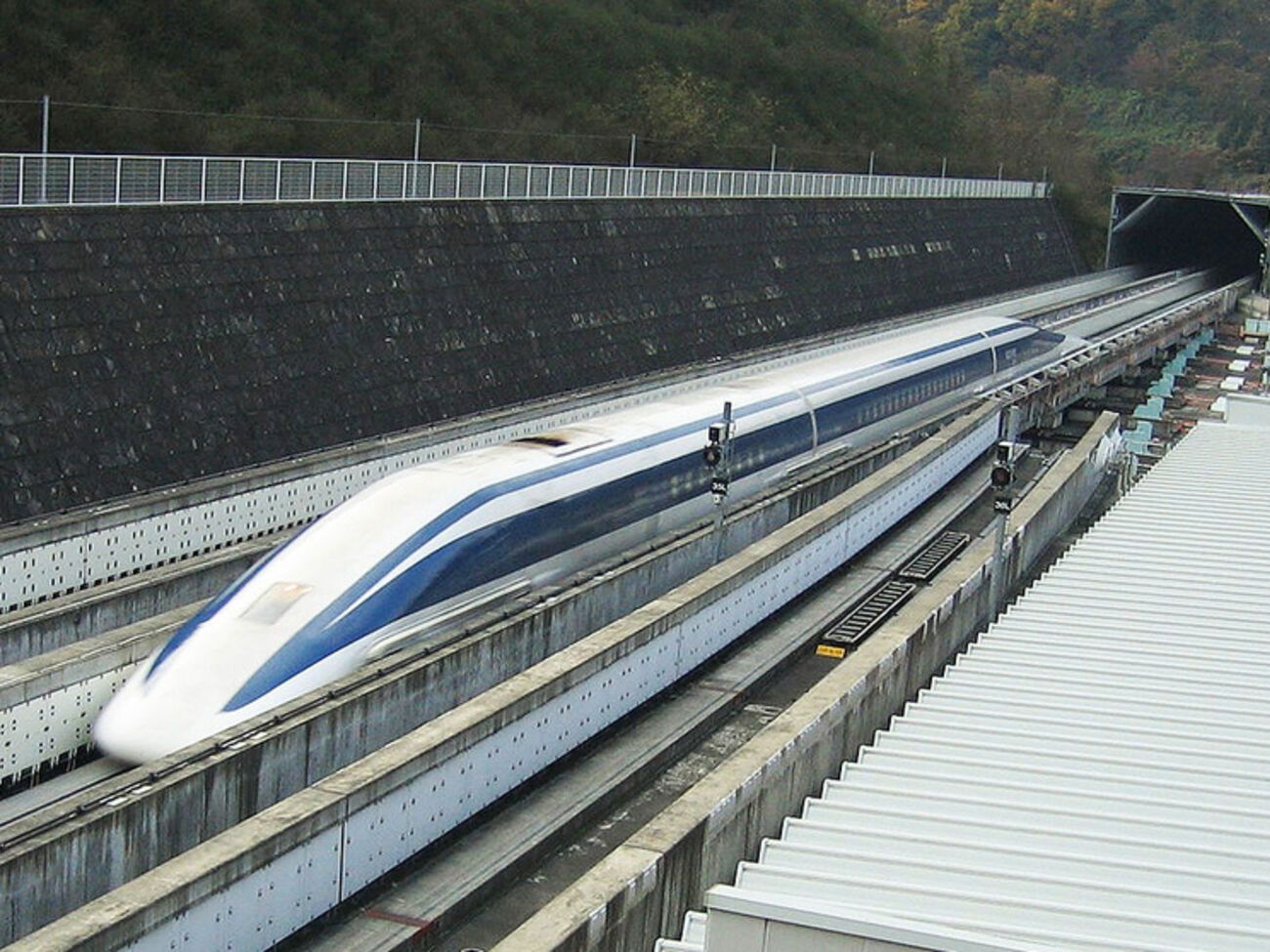 Поезд установил очередной рекорд скорости, но на маршруте он будет двигаться медленнее