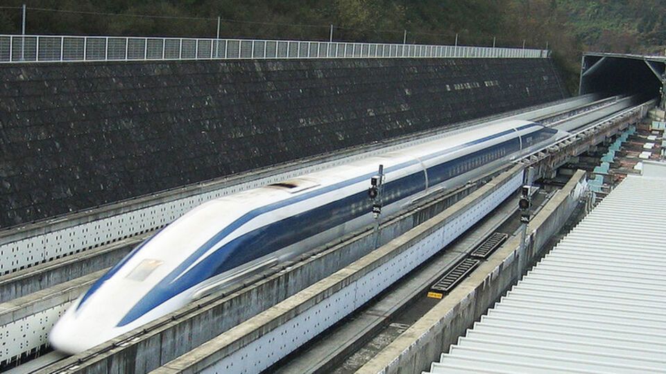 Поезд установил очередной рекорд скорости, но на маршруте он будет двигаться медленнее