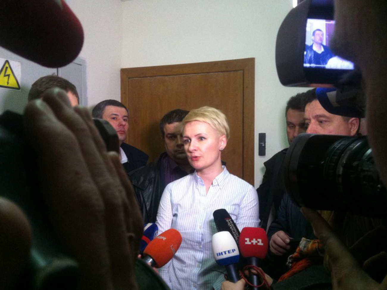 Татьяна Козаченко общается с журналистами после обыска в своей квартире