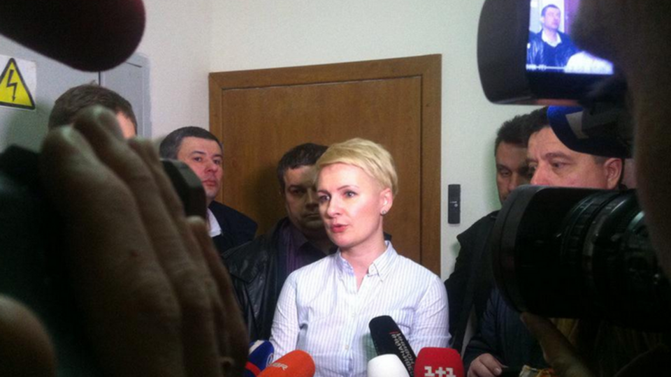 Татьяна Козаченко общается с журналистами после обыска в своей квартире