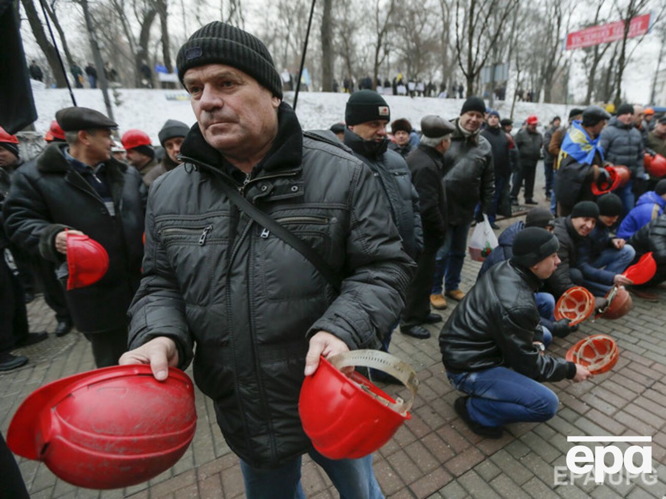 Шахтеры митингуют у здания Администрации Президента