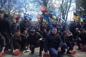 В правительственном квартале в Киеве протестуют несколько тысяч шахтеров. Фоторепортаж