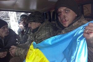Андрей Бала держит в руках флаг Украины