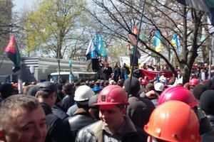 Шахтеры продолжают митинговать в центре Киева