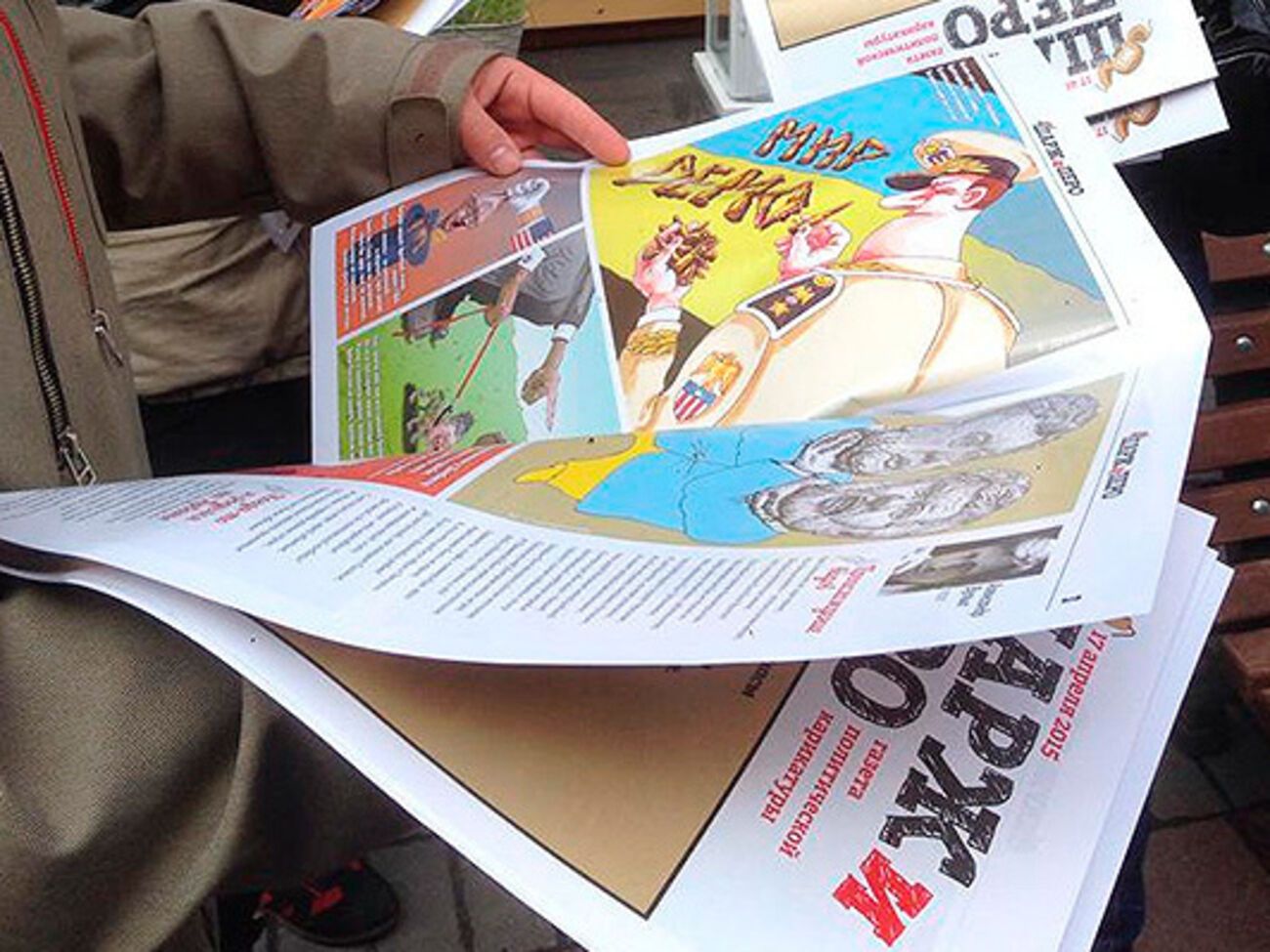 Сегодня активисты движения раздавали газету в центре Москвы