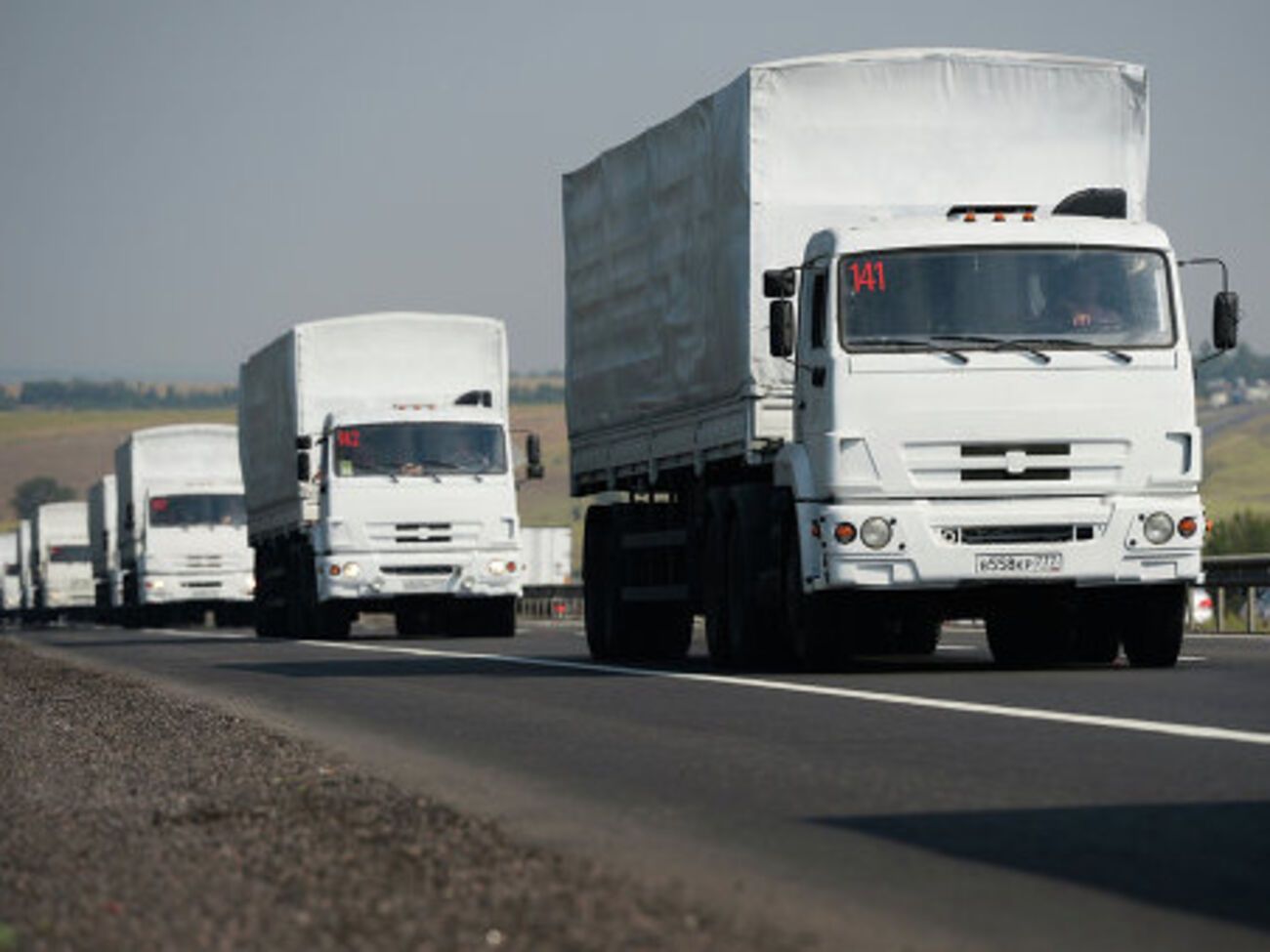 В подарочные наборы ветеранам якобы вошли крупы, макароны, сахар, соль, тушенка, рыбные консервы, сгущенка, конфеты, печенье, чай, кофе и средства гигиены