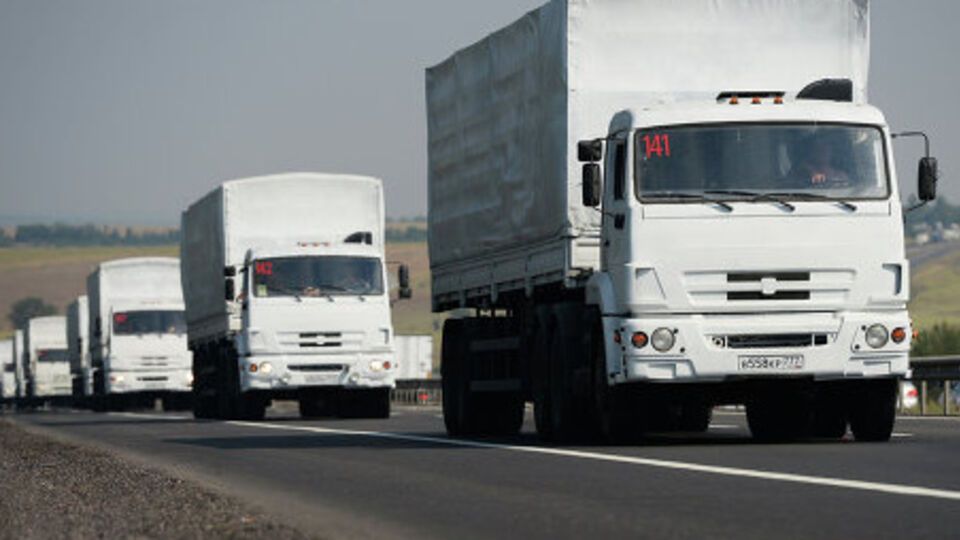 В подарочные наборы ветеранам якобы вошли крупы, макароны, сахар, соль, тушенка, рыбные консервы, сгущенка, конфеты, печенье, чай, кофе и средства гигиены