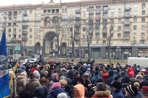Среди митингующих большинство людей старшего возраста и молодежи