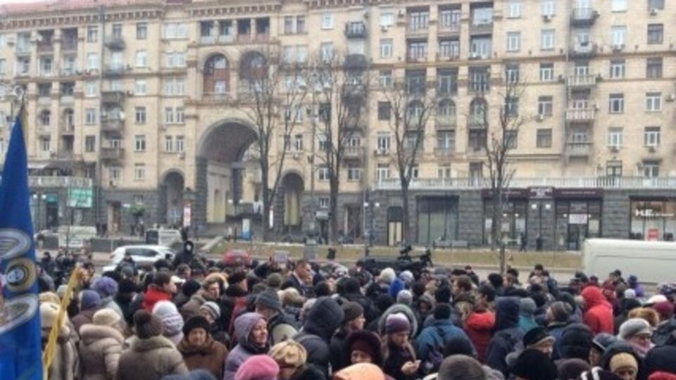 Среди митингующих большинство людей старшего возраста и молодежи