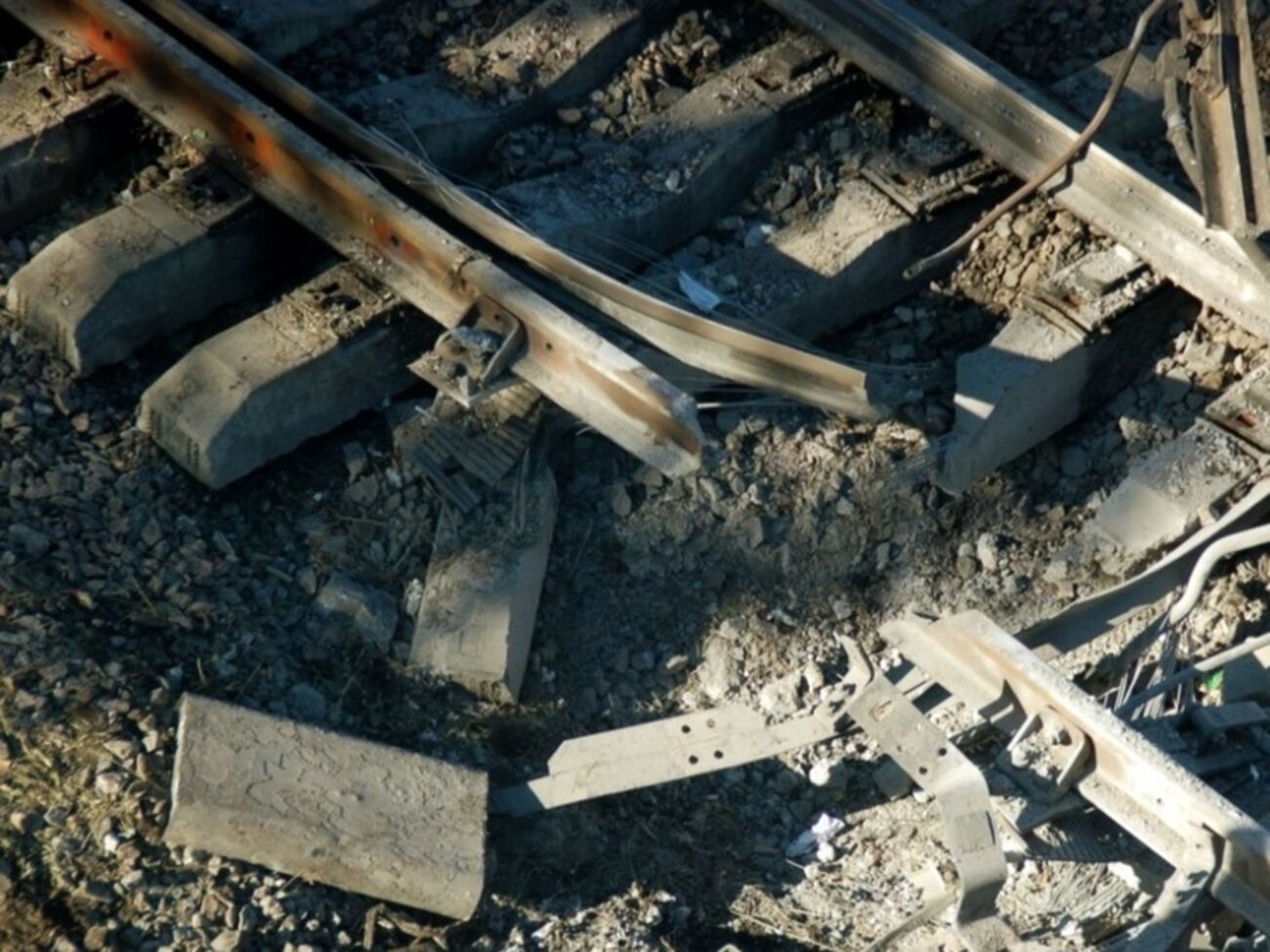 Движение поездов на указанном участке остановлено