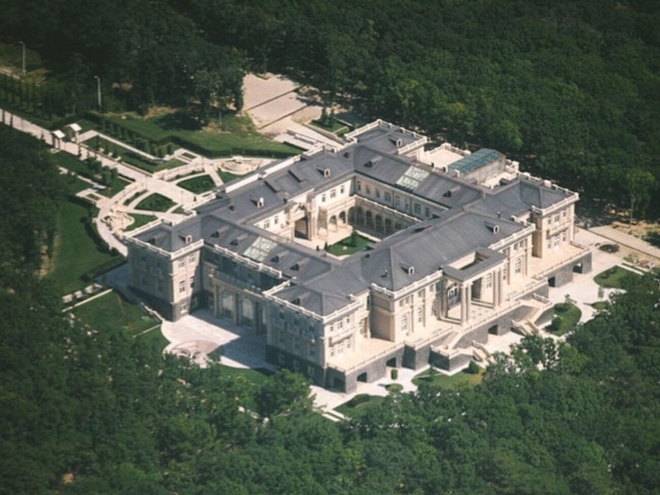 По словам российского оппозиционера Алексея Навального, этот дворец принадлежит Владимиру Путину