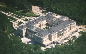 По словам российского оппозиционера Алексея Навального, этот дворец принадлежит Владимиру Путину