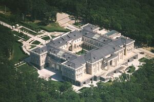 По словам российского оппозиционера Алексея Навального, этот дворец принадлежит Владимиру Путину