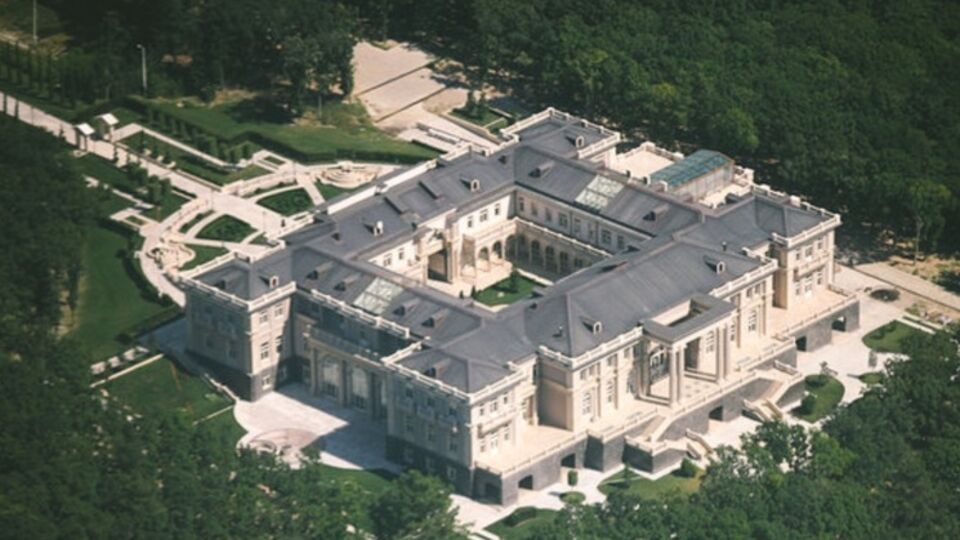 По словам российского оппозиционера Алексея Навального, этот дворец принадлежит Владимиру Путину