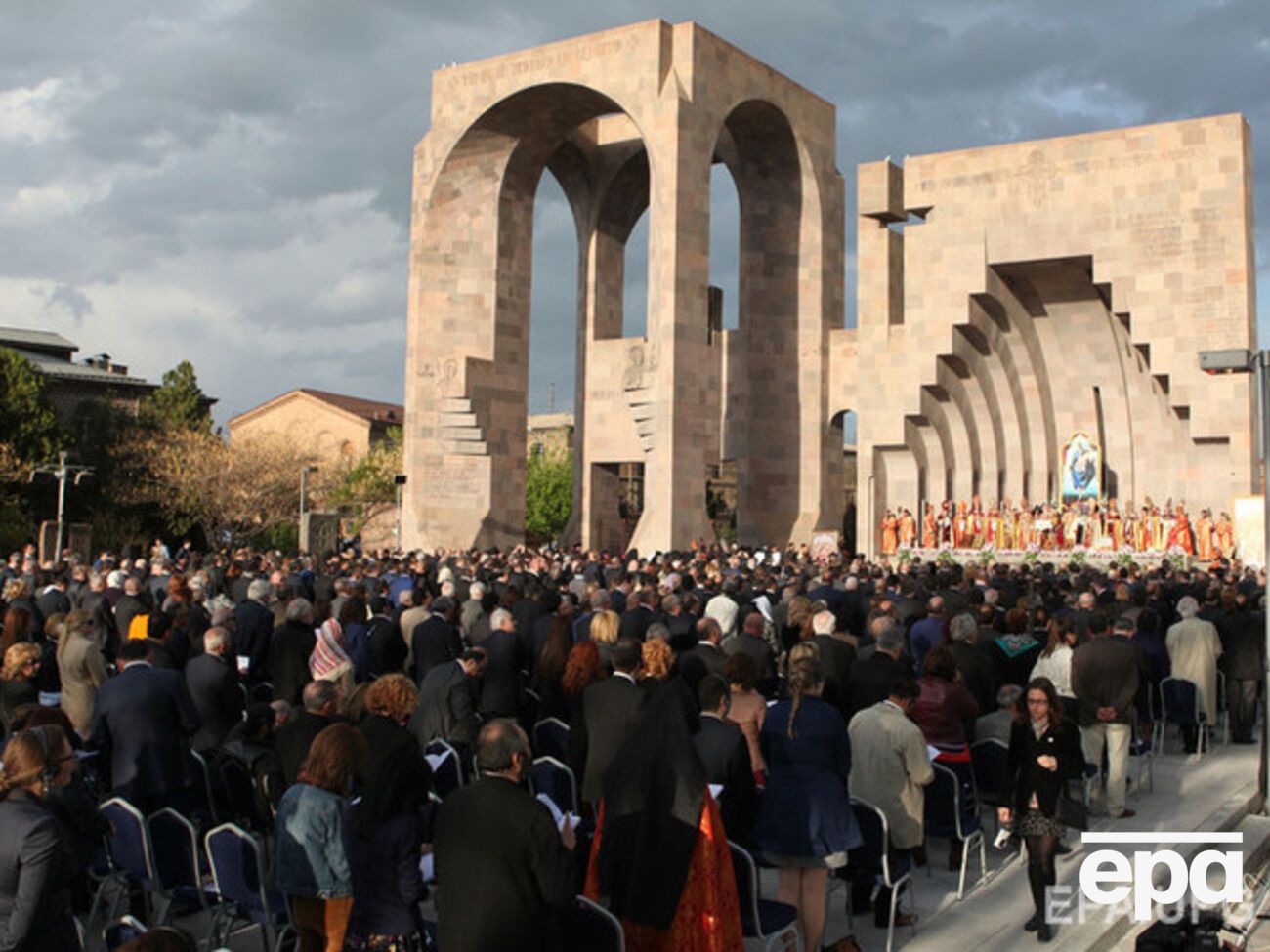 В мемориальном комплексе "Цицернакаберд" в Ереване возложили цветы&nbsp;по случаю 100-летия геноцида армян