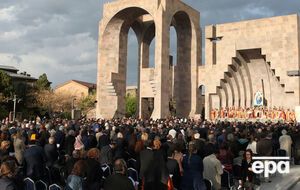 В мемориальном комплексе "Цицернакаберд" в Ереване возложили цветы по случаю 100-летия геноцида армян