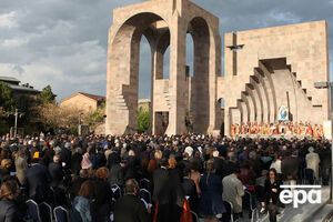 В мемориальном комплексе "Цицернакаберд" в Ереване возложили цветы по случаю 100-летия геноцида армян