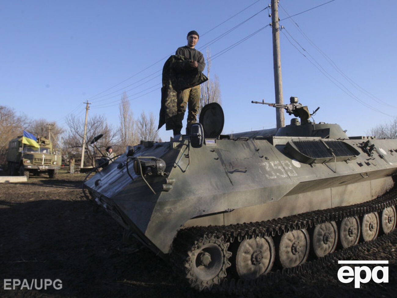 По словам спикера Администрации Президента по вопросам АТО Александра Мотузяника, боевики девять раз обстреляли позиции сил АТО из минометов калибра 120 мм, трижды &ndash; из пушки калибра 122 мм