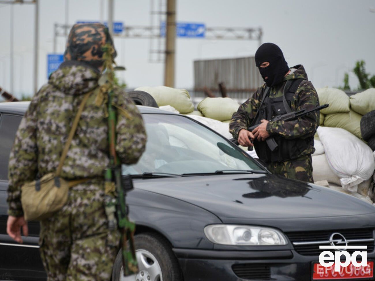 В ходе боя в районе поселка Березовое, по данным штаба АТО, погиб один боевик, шесть человек были взяты в плен