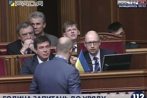 Арсений Яценюк, который занимает кресло премьера с 27 февраля 2014 года, заявил, что не будет уходить в отставку