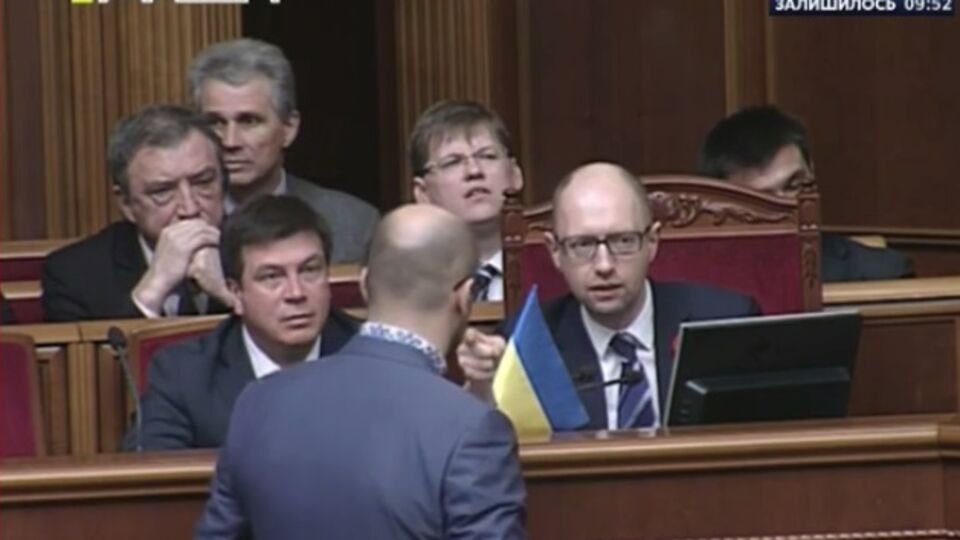 Арсений Яценюк, который занимает кресло премьера с 27 февраля 2014 года, заявил, что не будет уходить в отставку