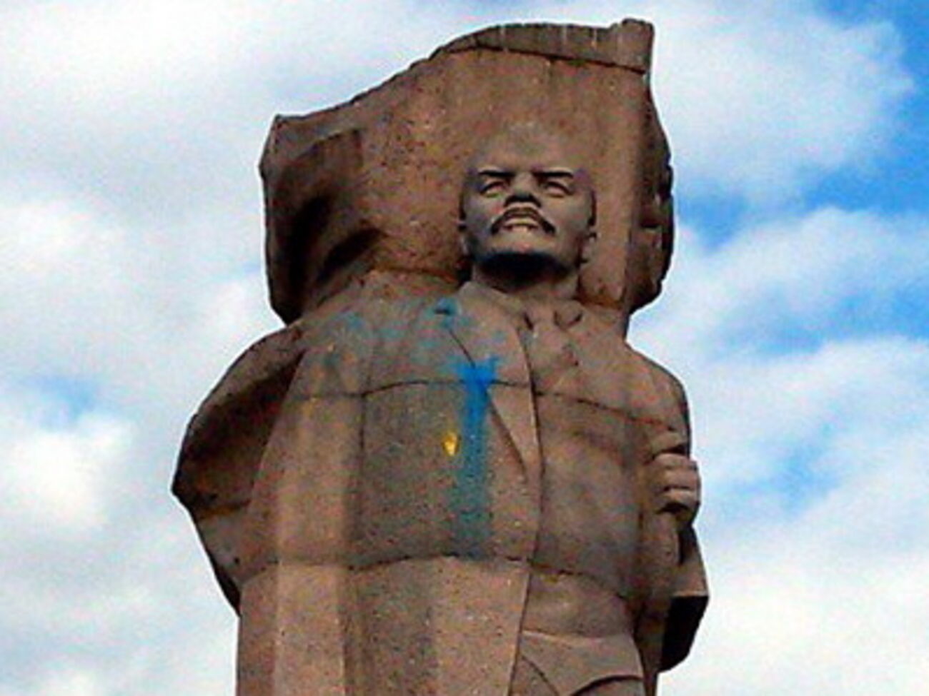 Милиция Сыктывкара ищет неизвестных, надругавшихся над памятником Ленину