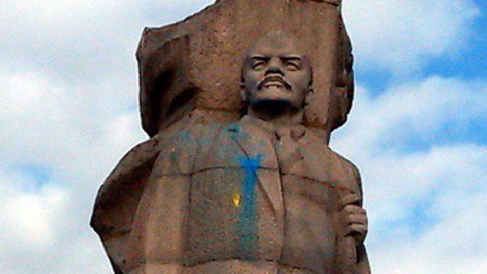 Милиция Сыктывкара ищет неизвестных, надругавшихся над памятником Ленину