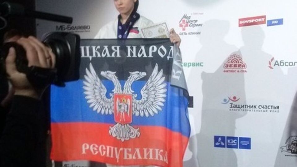 При виде украинской спортсменки с флагом "ДНР" москвичи стали кричать "Новороссия!"