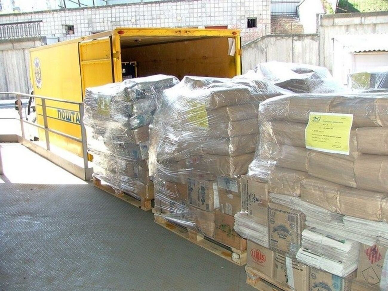 Доставку и распространение первой партии бесплатных украинских газет на Донбасс взяли на себя волонтеры