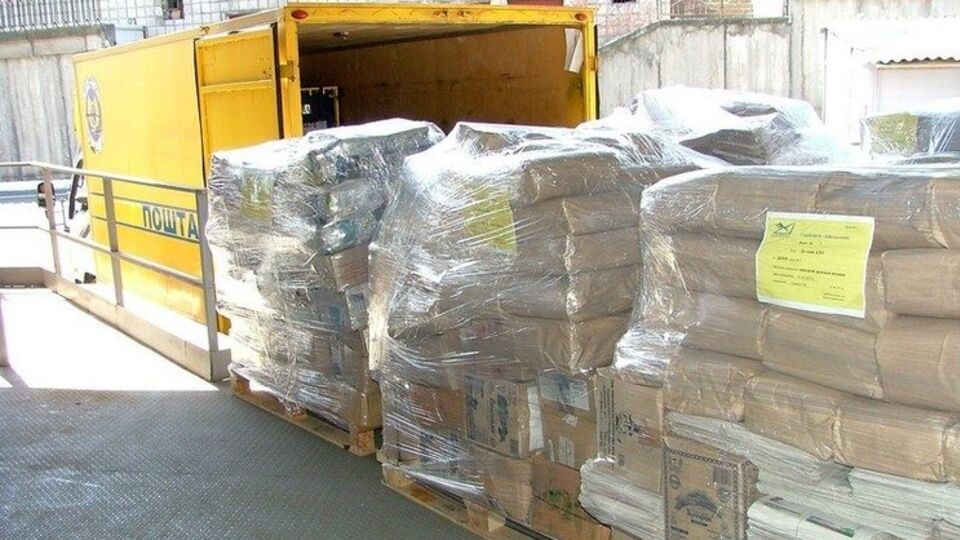 Доставку и распространение первой партии бесплатных украинских газет на Донбасс взяли на себя волонтеры