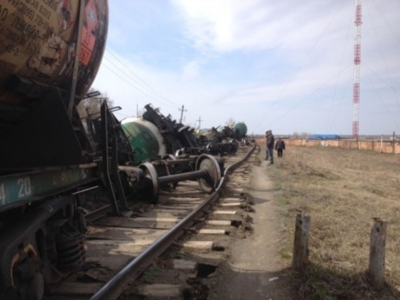 Под Омском в результате железнодорожной аварии разлилось 500 литров нефти