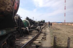 Под Омском в результате железнодорожной аварии разлилось 500 литров нефти
