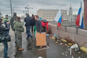 После нападения неизвестных на мемориал памяти Немцова остался один портрет политика и несколько лампадок