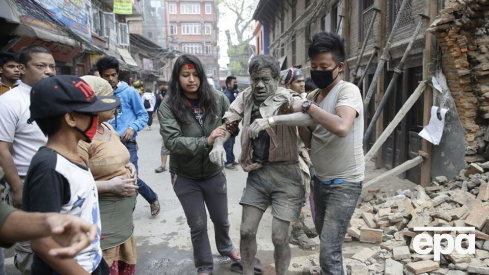 Многие люди в Катманду расположились на открытых пространствах, опасаясь более мощных подземных толчков