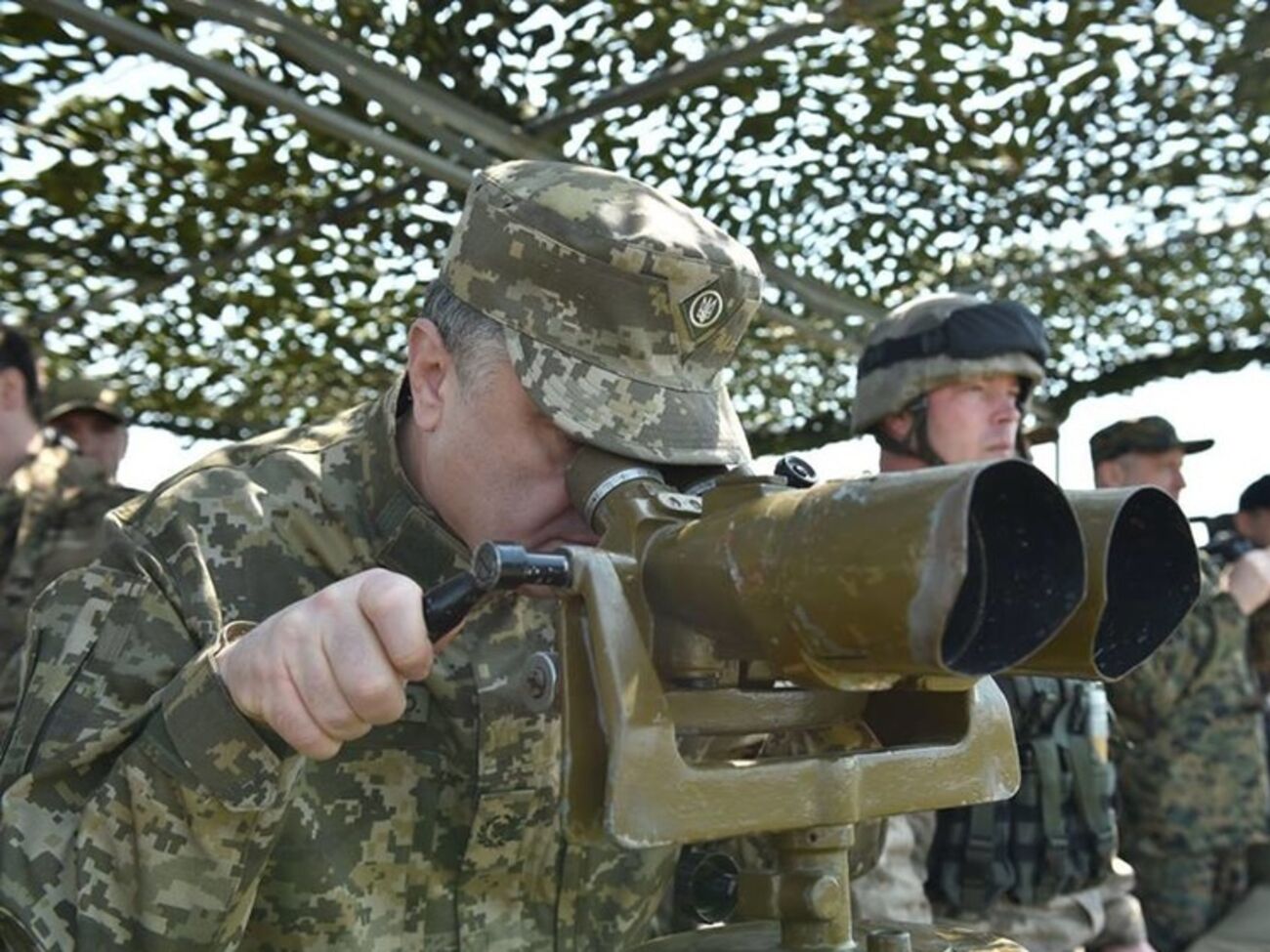 Президент, находясь с визитом в Николаеве,&nbsp;посетил&nbsp;военные учения на полигоне "Широкий лан"