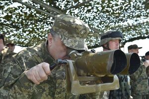 Президент, находясь с визитом в Николаеве, посетил военные учения на полигоне "Широкий лан"