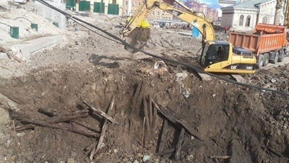 Во время работы археологи под верхним слоем (пристанью XVIII–XIX вв.) обнаружили старые частоколы и срубы, которые, по мнению ученых, являются улицей Древнего Киева XI–XIII вв.