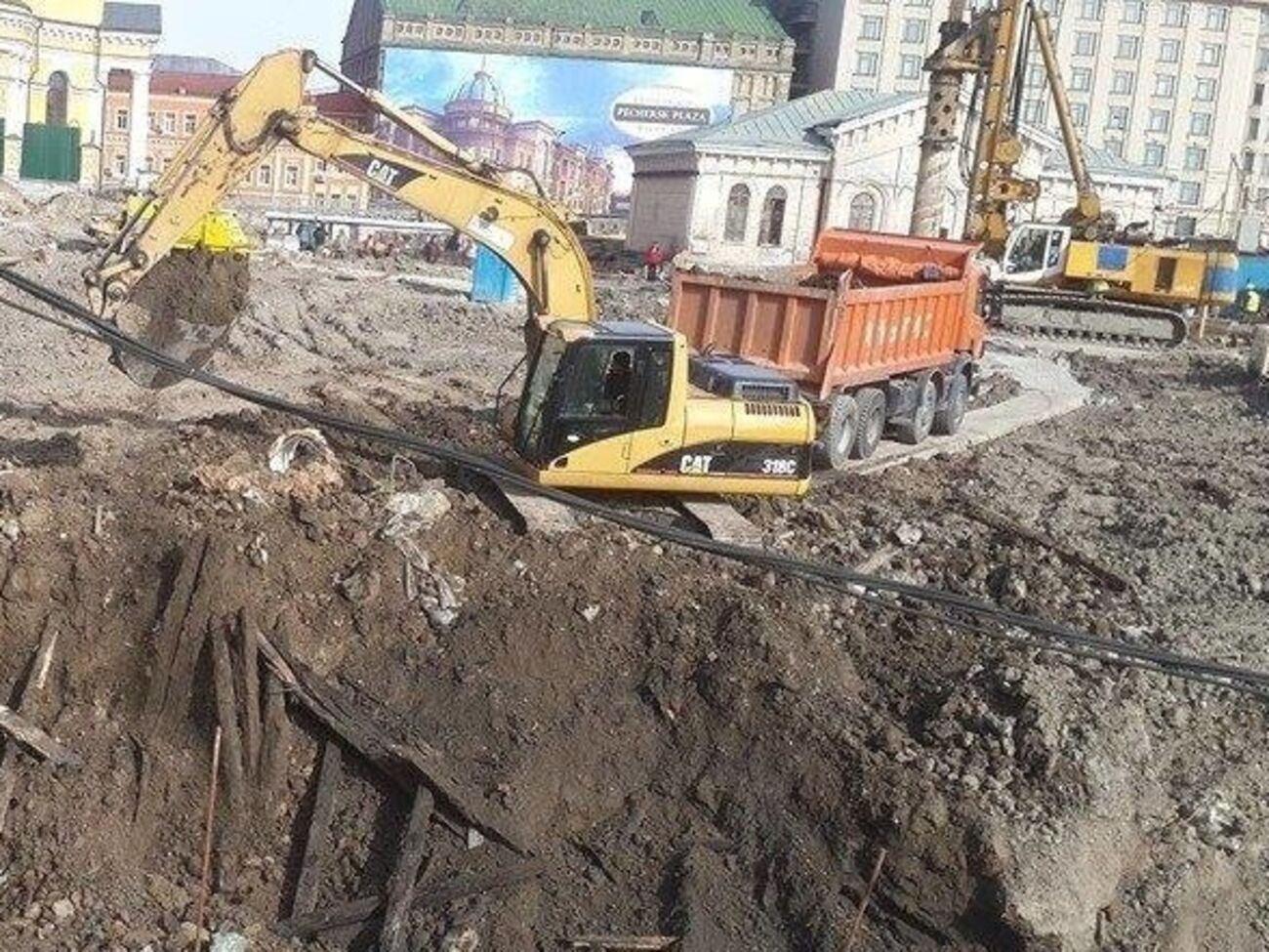 КГГА: Древесина, которую вывозят с Подола, не представляет археологической ценности и датирована XIX в.