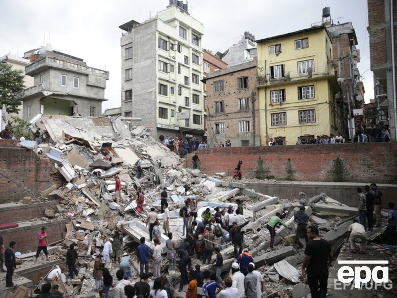 Число жертв землетрясения в Непале приближается к 900