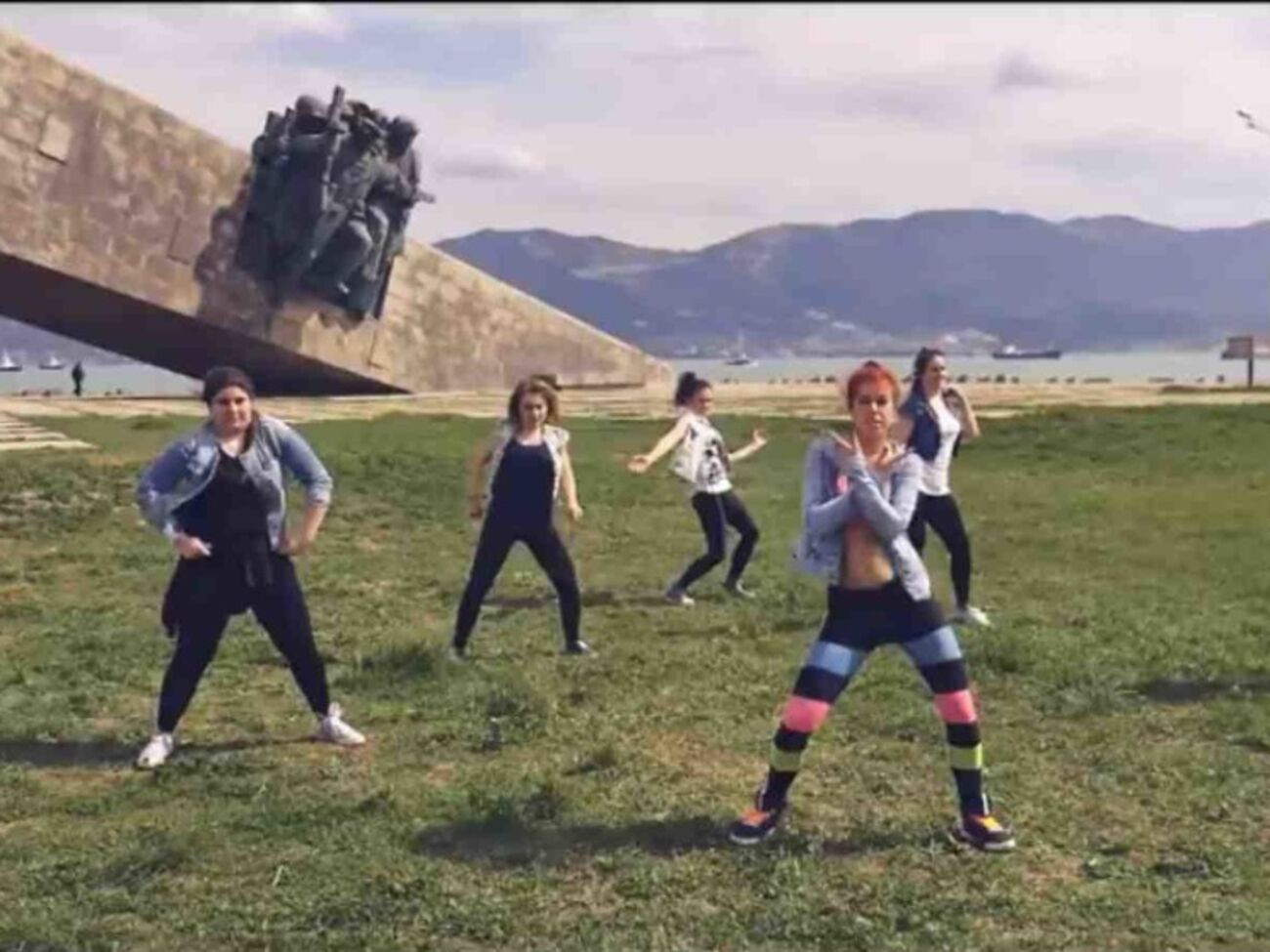 В Новороссийске трех девушек арестовали на 15 суток за танец у мемориала "Малая земля". Видео