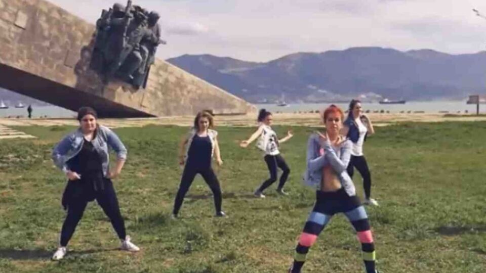 В Новороссийске трех девушек арестовали на 15 суток за танец у мемориала "Малая земля". Видео